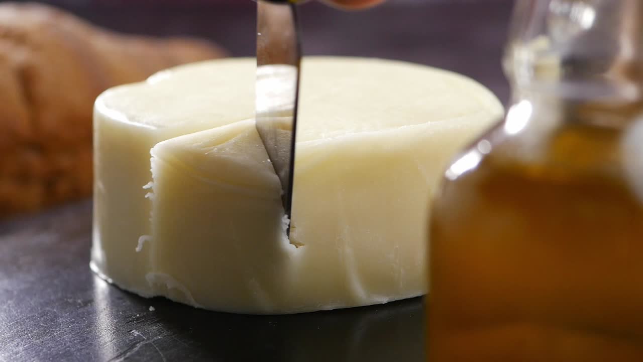 cortando un bloque de queso