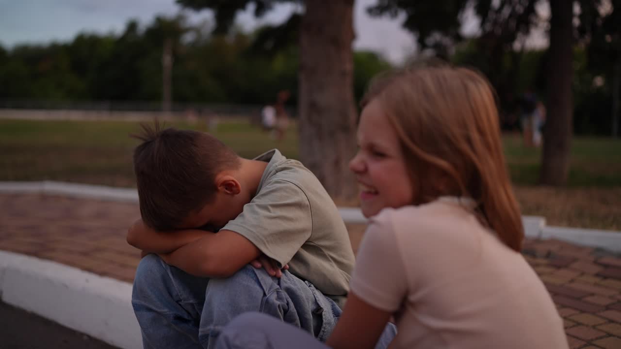 해가 지면 공원에서 놀고 있는 아이들