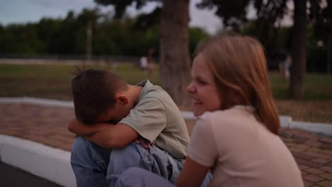 niños jugando en el parque al atardecer