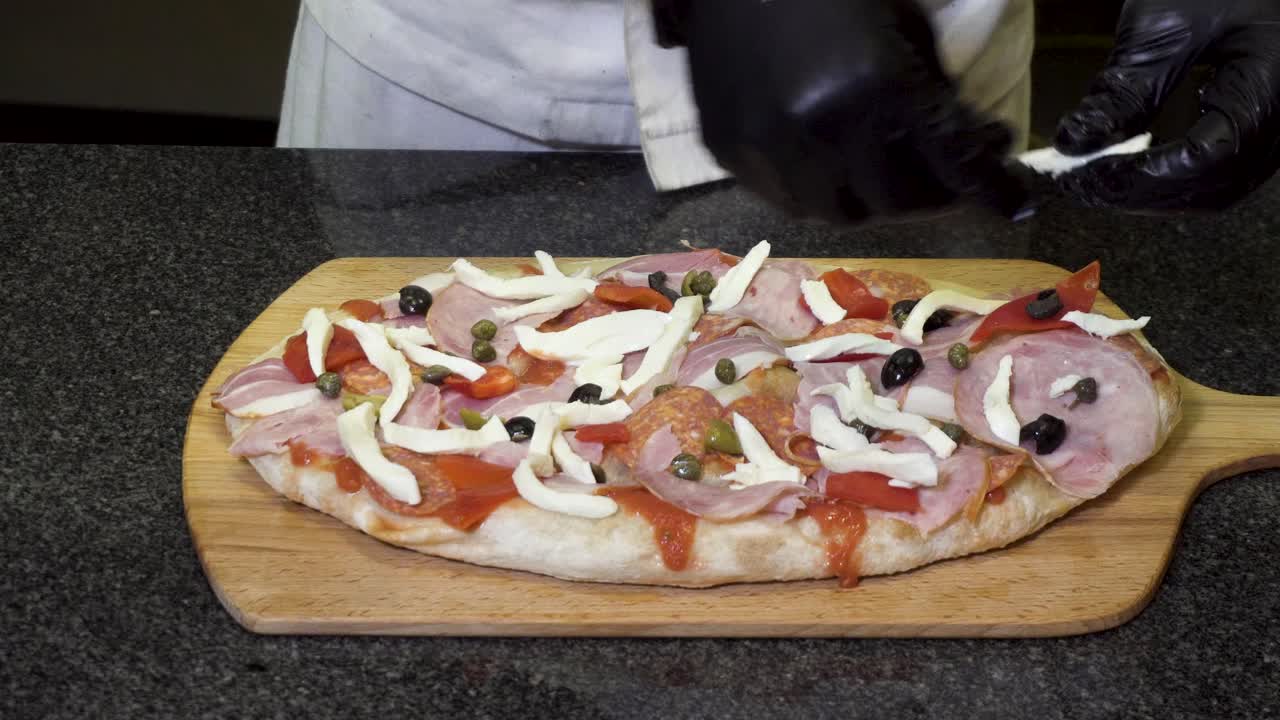 맛있는 피자를 준비하는 셰프