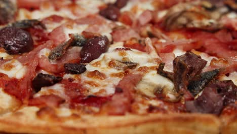 varios ángulos de un pastel de pizza con tapa.