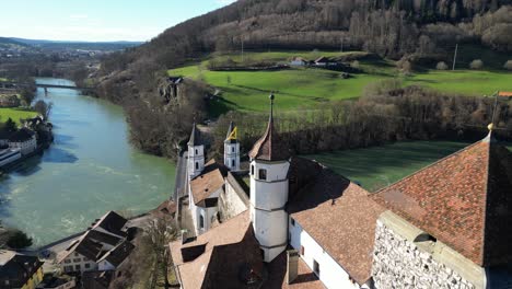 aarburg aargau zwitserland kasteel torens en rivier in onwerkelijke luchtbeeld