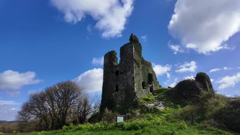 크롬웰에 의해 파괴되고 다시는 재건되지 않은 던힐 성 (dunhill castle) 의 폐허가 워터포드 아일랜드의 봄날에 있습니다.