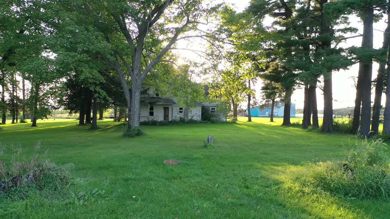 시골에 있는 버려진 농장