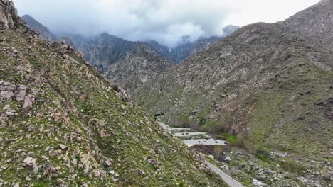 Der-Berg-Zeigt-Den-Straßeneingang-Der-Palm-Springs-Tramway-In-Kalifornien