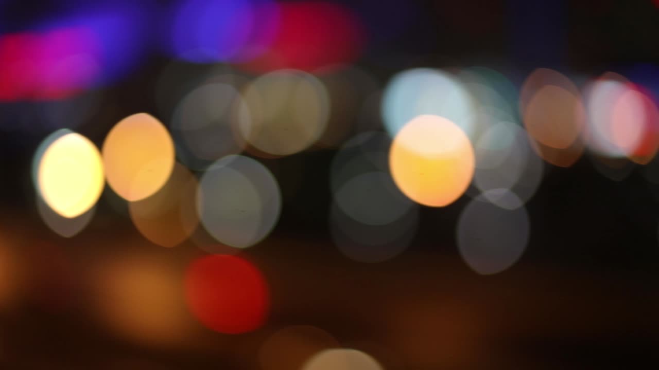 luces coloridas de la ciudad fuera de foco