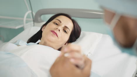 paciente del hospital que recibe apoyo