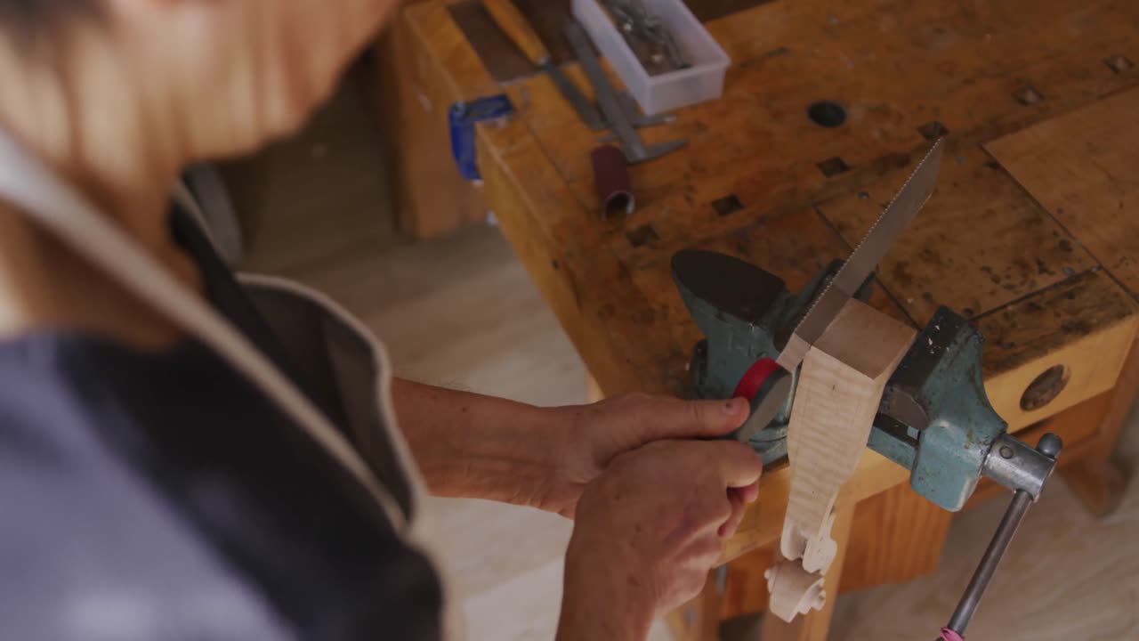 luthier femenina en el trabajo en su taller
