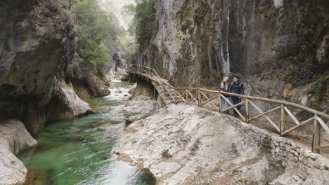 Vista-Aérea-Del-Río-En-Medio-De-La-Garganta