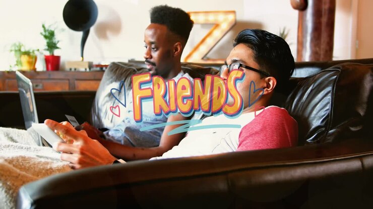 Animazione della scritta 'friends' sopra amici felici di diverse etnie che parlano
