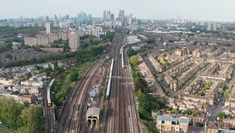 toma estacionaria de drones de las concurridas vías del tren británico hacia el centro de la ciudad de londres