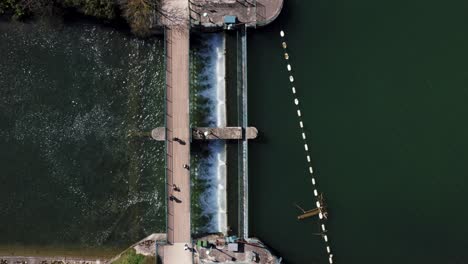 Menschen,-Die-Eine-Fußgängerbrücke-über-Wasserkraft-überqueren