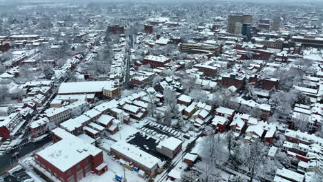 Amerikanische-Stadt-Mit-Frischem-Winterschnee-Bedeckt