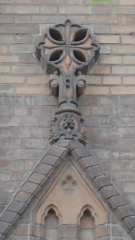 detalle de ladrillo ornamental en un frontón de la iglesia