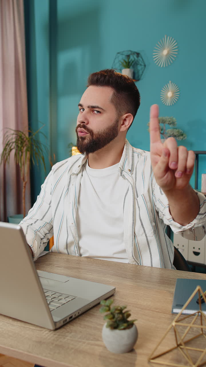 Uomo scontento e infastidito che reagisce a un'idea sgradevole, respingendo una cattiva proposta, agitando la mano e scuotendo il dito in segno di diniego