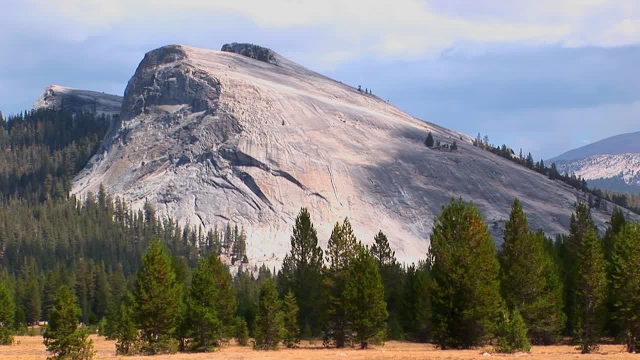 요세미티 국립공원의 바위산 위로 움직이는 구름 그림자의 시간 경과