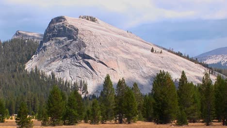 Un-Lapso-De-Tiempo-De-Sombras-De-Nubes-Moviéndose-Sobre-Una-Montaña-Rocosa-En-El-Parque-Nacional-De-Yosemite