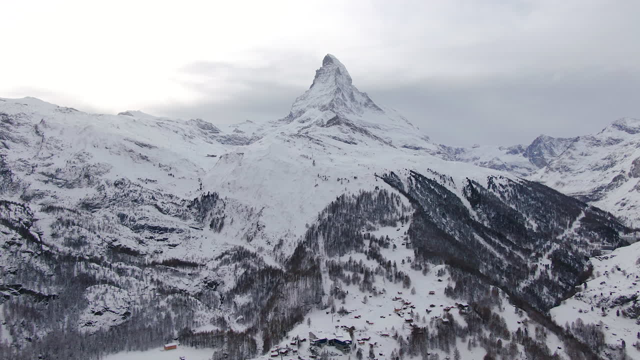 el matterhorn aéreo cinematográfico drone impresionante invernal escena de apertura zermatt suiza alpes suizos el pico de la montaña más famoso principios de octubre pesada y fresca nevada puesta de sol derecho arriba movimiento