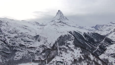 Die-Luftaufnahme-Des-Matterhorns-Mit-Filmischer-Drohne,-Atemberaubende-Winterliche-Eröffnungsszene,-Zermatt,-Schweiz,-Schweizer-Alpen,-Berühmtester-Berggipfel,-Anfang-Oktober,-Heftiger-Neuschneefall,-Sonnenuntergang,-Bewegung-Nach-Oben