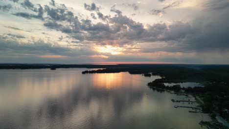 Vista-Aérea-Del-Atardecer-Nublado-Hessel-Michigan-Reflejo-Del-Agua