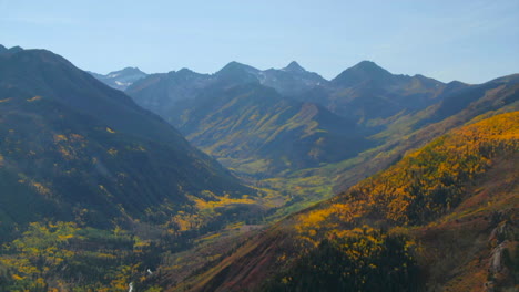 Colorado-Sommer-Herbst-Herbstfarben-Luftaufnahme-Drohne-Filmisch-Aspen-Snowmass-Berg-Maroon-Bells-Pyramidenspitze-Wunderschön-Atemberaubend-Blau-Himmel-Mittags-Sonnig-Vorwärtsbewegung