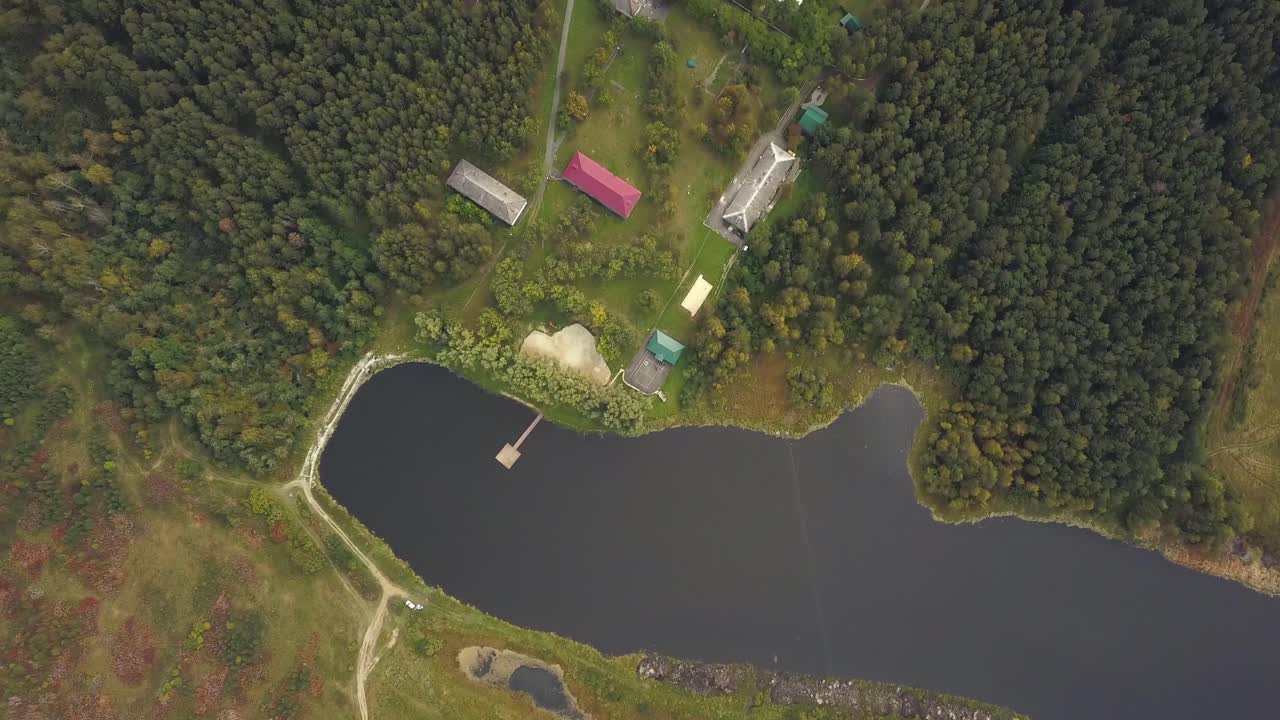 숲 과 집 들 이 있는 호수변 부동산 의 공중 사진