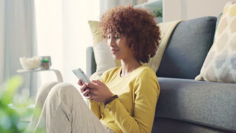 Mujer-Con-Afro-Enviando-Mensajes-De-Texto-Por-Teléfono