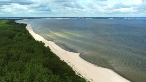la playa desierta del mar báltico bajo un cielo nublado