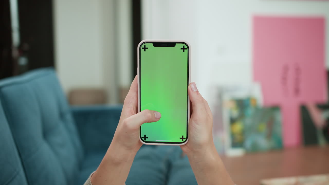 집에서 스마트폰을 스크롤하는 여성