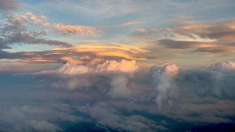 Impresionante-Vista-De-Un-Cielo-Pintado-Con-Colores-Pastel-Durante-La-Puesta-De-Sol,-Grabado-Desde-La-Cabina-De-Un-Jet