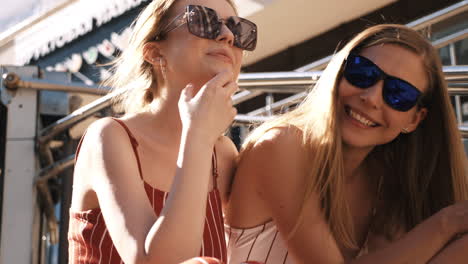 dos mujeres riendo al aire libre