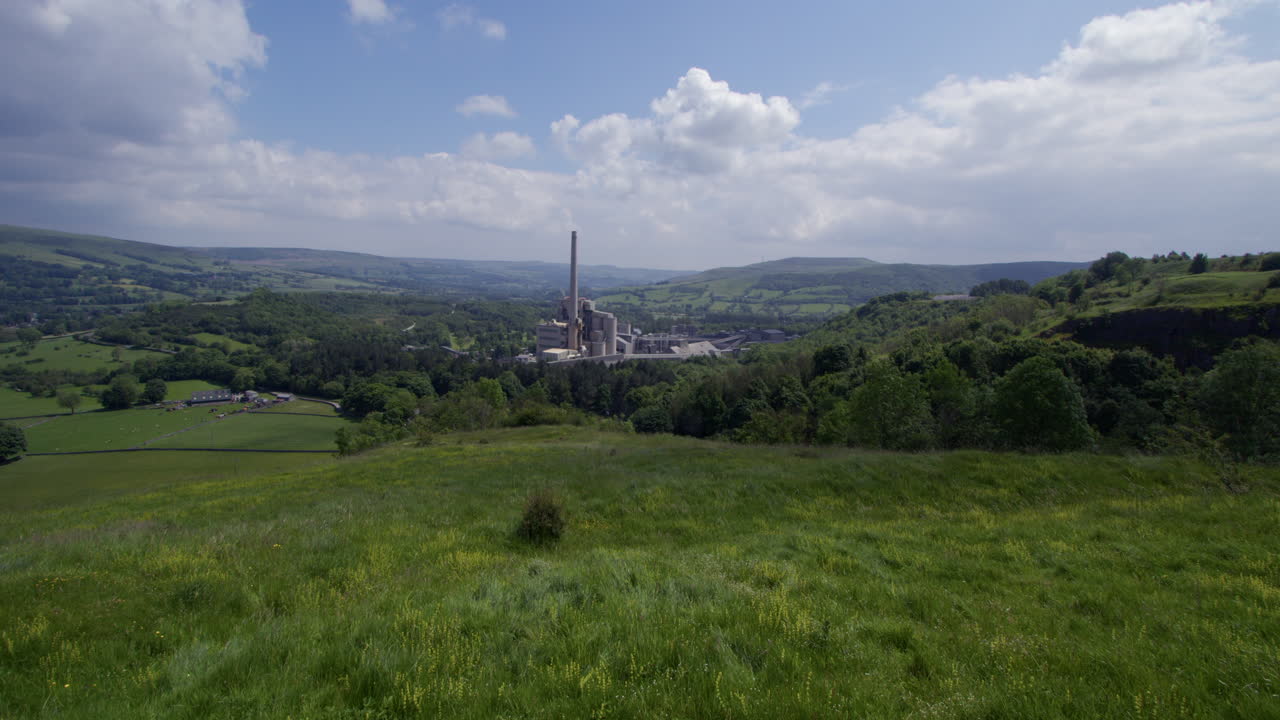 호프 리 (hope valley) 의 시멘트 공장 위를 내려다보는 스트라 와이드