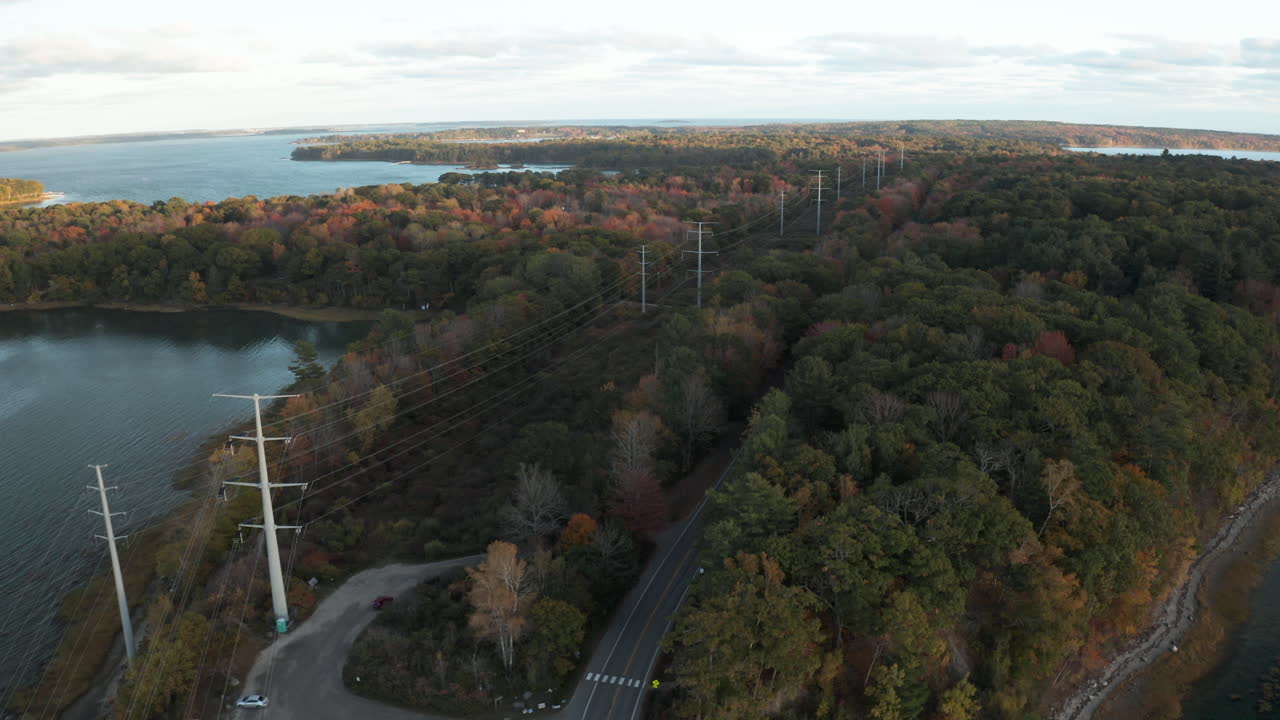 volando sobre la carretera paralela a las líneas eléctricas en la isla de bosques densos