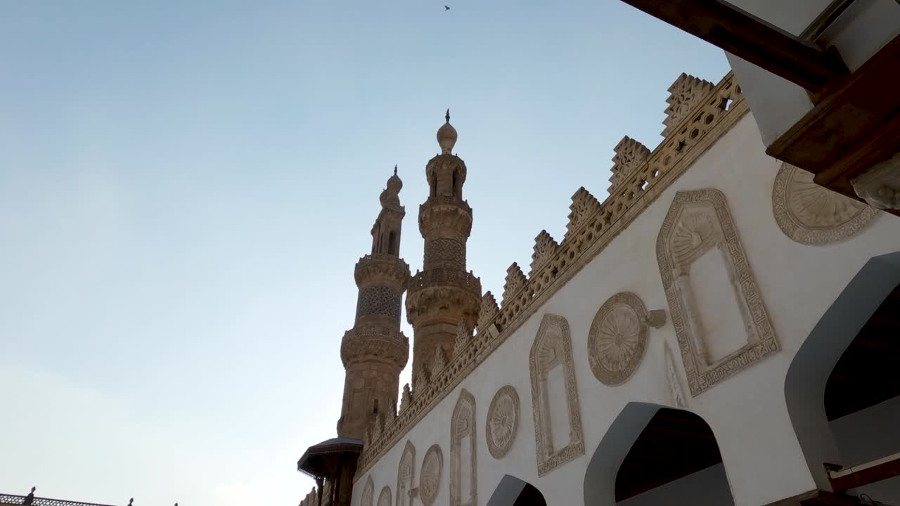 이집트 카이로의 알-아자르 모스크의 세부 사항. 낮은 각도