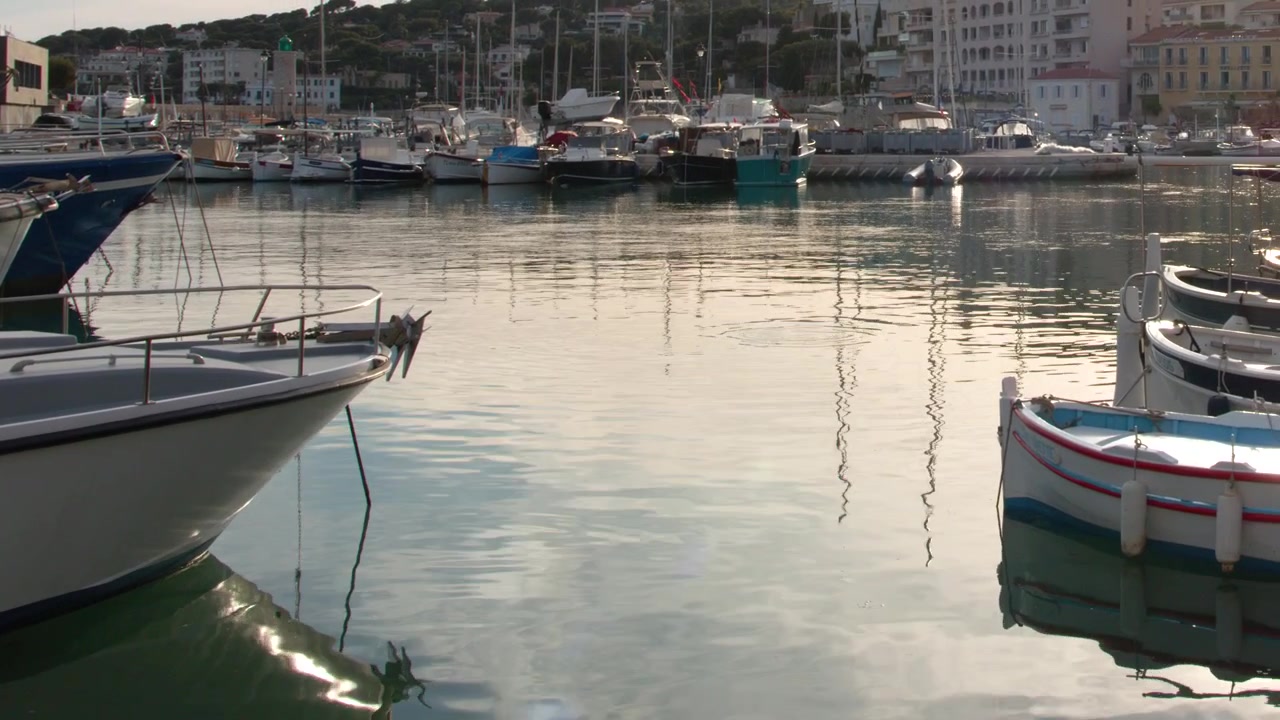 Barche ormeggiate in un tranquillo porto mediterraneo al tramonto