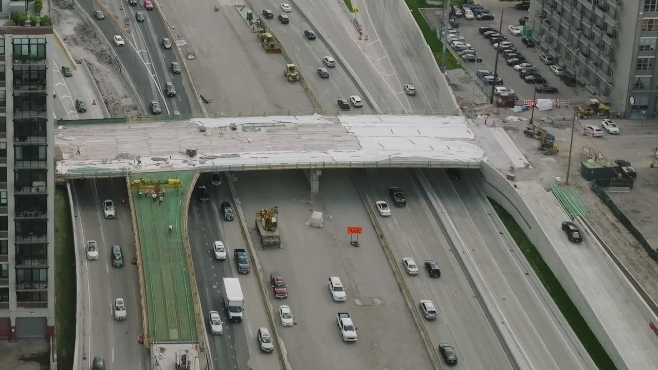 Traffic flow on highways in Chicago during road construction