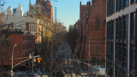 manhattan, ciudad de nueva york, estados unidos: línea alta que da a la calle con mucho movimiento de tráfico durante la noche