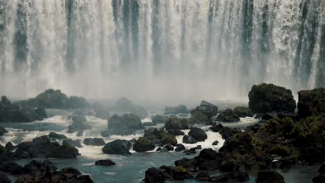 la niebla del salto de agua de las cataratas de iguazu cayendo sobre las rocas