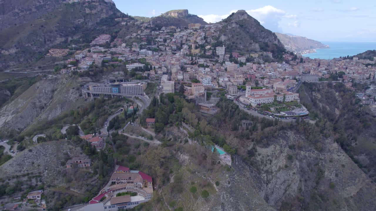 fotografía aérea de taormina, sicilia, italia, un lado sur de la ciudad en el volcán