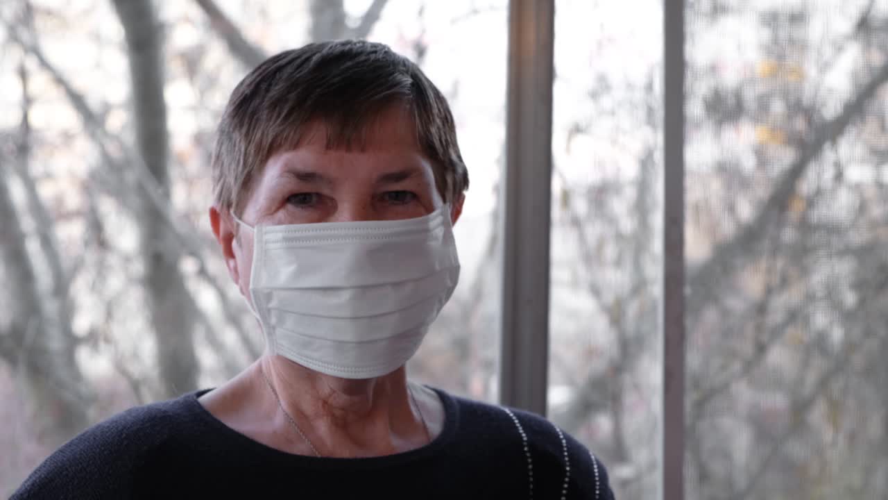 mujer con una máscara facial