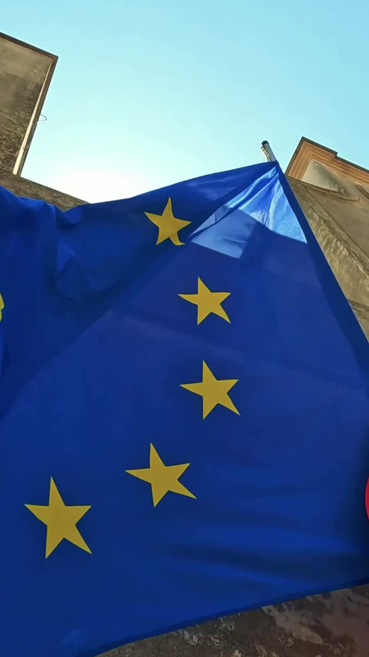 나폴리 바람에 함께 흔들리는 발