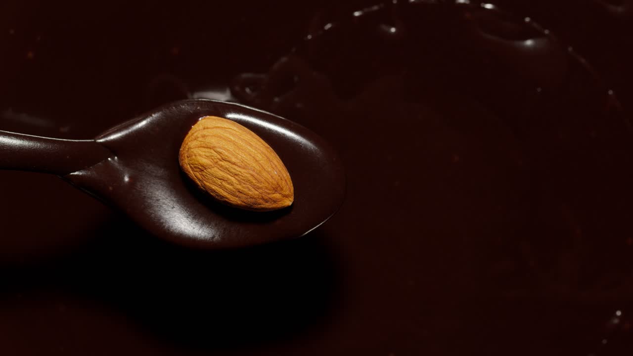 chocolate oscuro líquido de primera calidad y almendra rotativa, proceso de elaboración de postres dulces con nueces