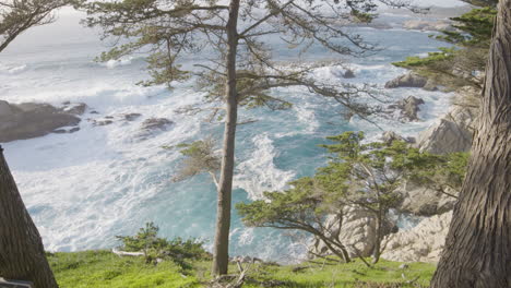 Vista-A-La-Montaña-Del-Océano-Pacífico-Con-Olas-Relajantes-En-Una-Playa-De-Big-Sur-California