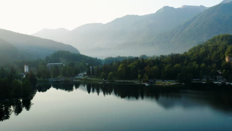 Pintoresco-Paisaje-De-Montaña-Brumosa-Y-Bosque-Temprano-En-La-Mañana-En-Bohinj,-Eslovenia