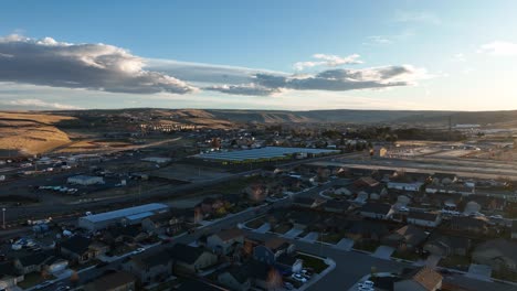 tomada de avión no tripulado de los límites exteriores de las tres ciudades al atardecer