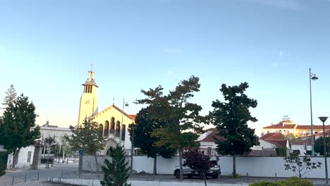 Aufnahme-Einer-Markanten-Kirche-In-Der-Nähe-Grüner-Bäume