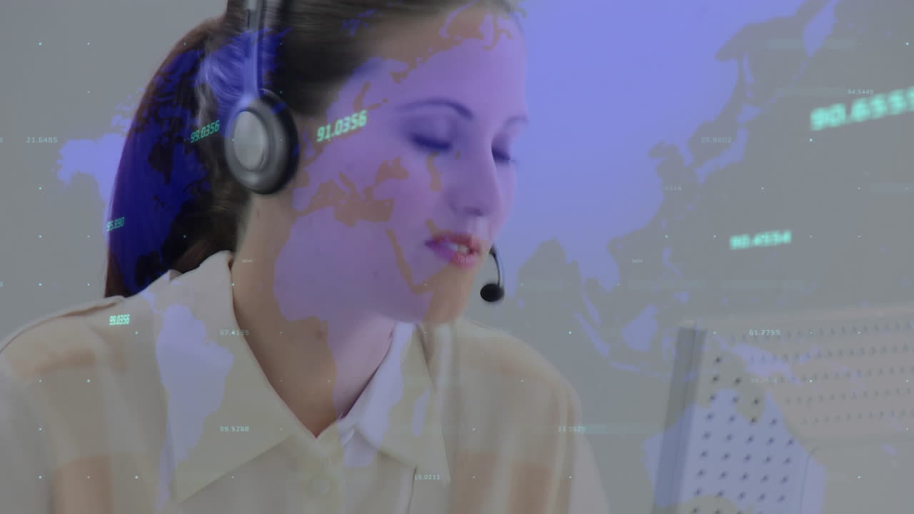 Animazione di statistiche ed elaborazione dati su donna d'affari con auricolare