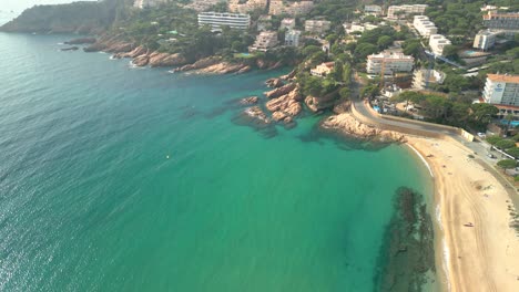 impresionante vista aérea de la playa de s'agaró en la costa brava cerca de sant feliu de guíxols y playa de aro