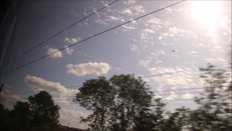 una vista de pasajero de un viaje en tren de la línea principal en inglaterra, reino unido, desde retford hasta la estación king&#39;s cross