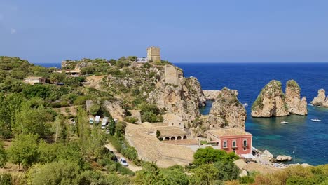 Panorama-De-Hermosas-Pilas-O-Faraglioni-De-Scopello-Con-Fábrica-De-Atún-Tonnara-Y-Torre-Torre-Doria-En-Sicilia,-Italia